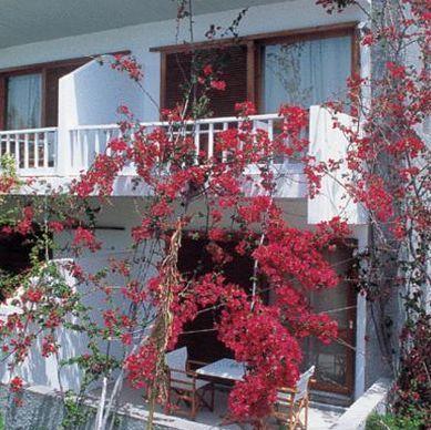 Chronis Rooms & Apartments Adamantas  Exterior photo